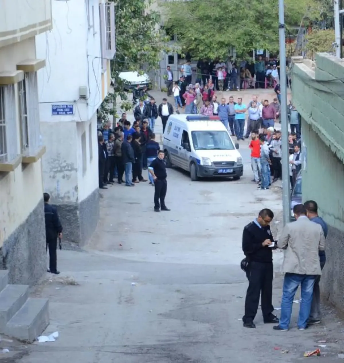 Babasına Tüfekle Ateş Açtı, Otobüs Bekleyen 4 Kişiyi Yaraladı