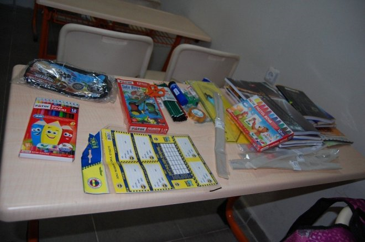 Ceyhan\'da Öksüz Öğrencilere Kırtasiye Yardımı