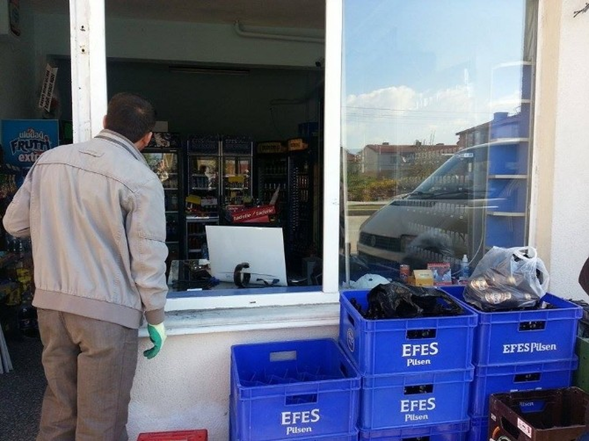 Emet\'te Tekel Bayisinden 2 Bin 500 Paket Sigara Çalındı