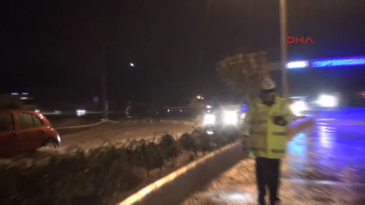Eskişehir\'de Göle Dönüşen Yolda Araçlar Mahsur Kaldı