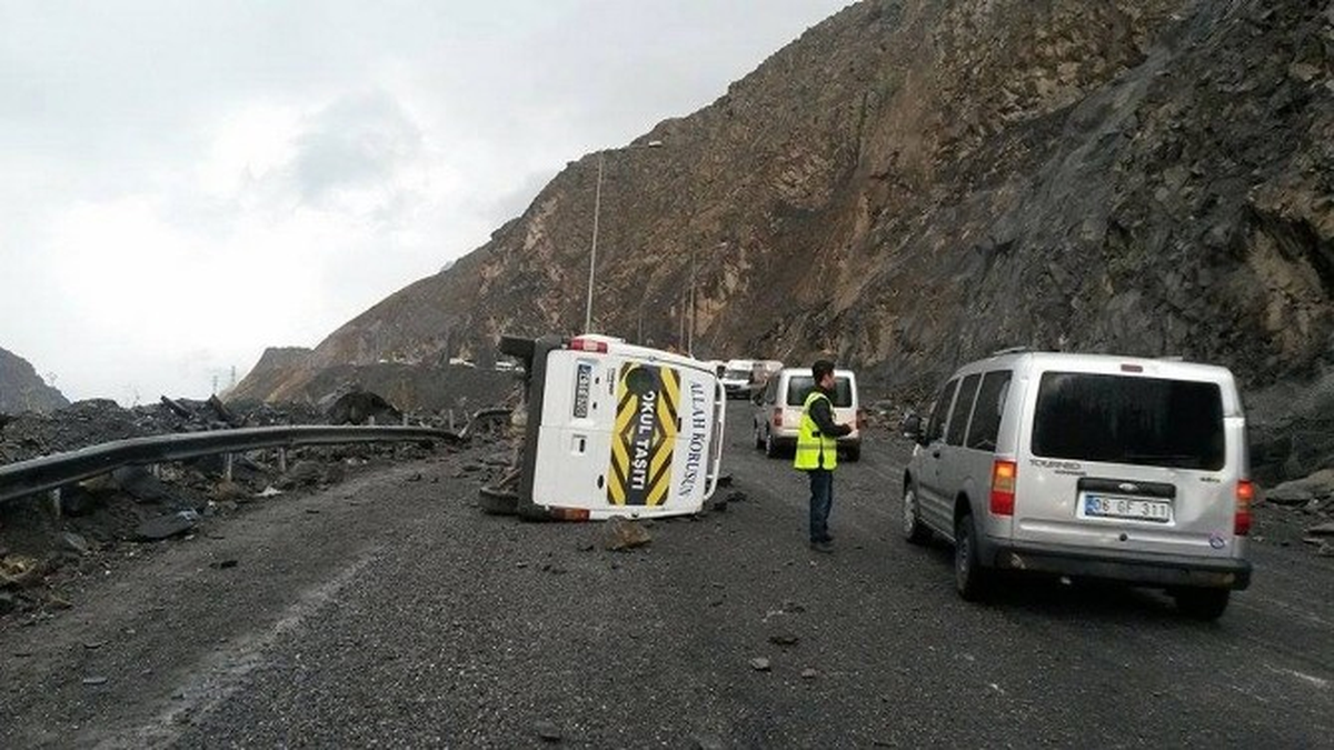 Hakkari\'de Yola Düşen Kayaların Çarptığı Midibüs Devrildi: 3 Yaralı