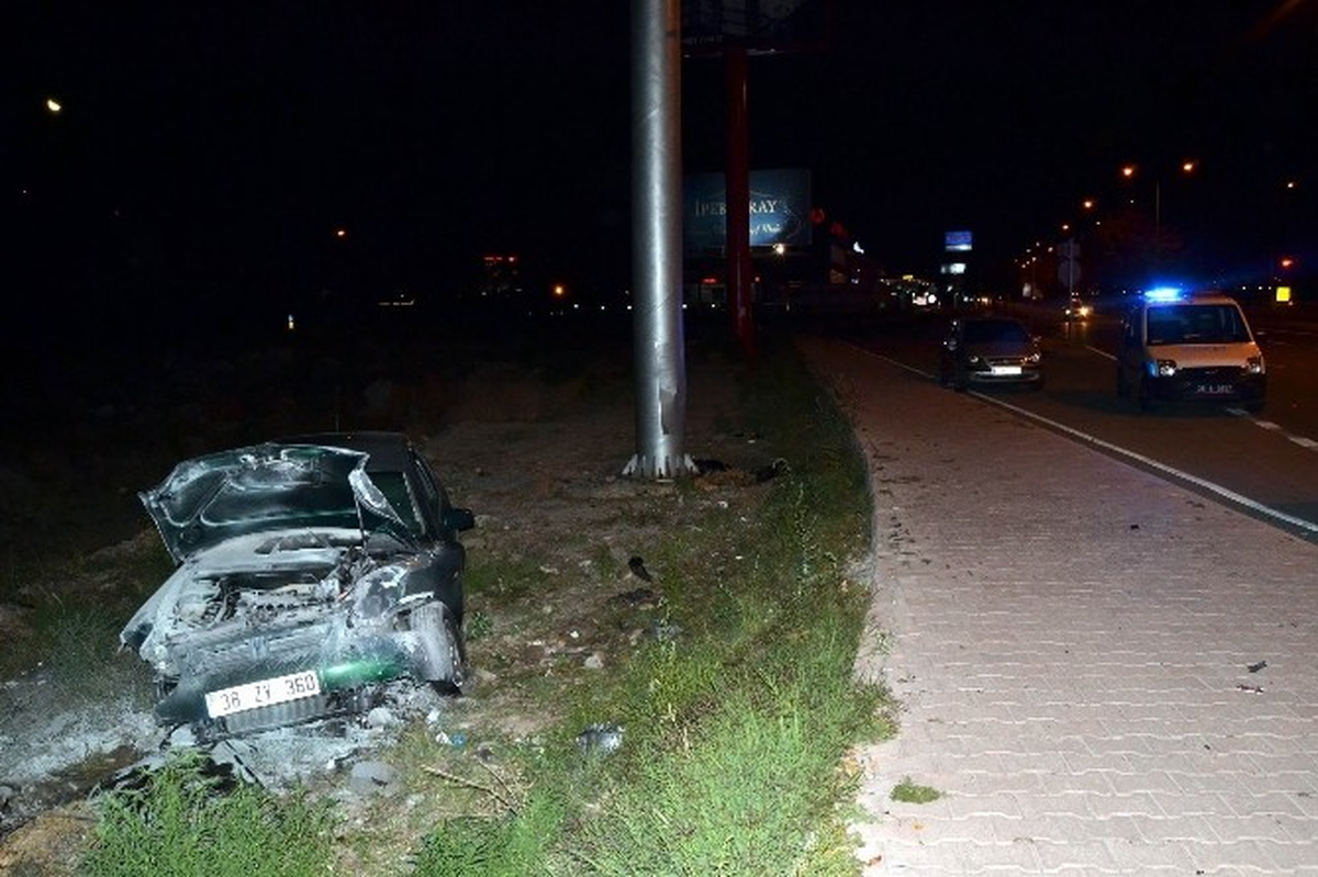Kayseri\'de İki Otomobil Çarpıştı: 5 Yaralı