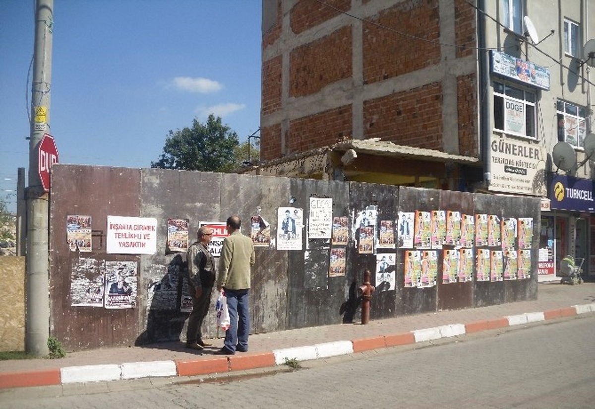 Tekirdağ'da İnşaat Şantiyesi Afiş Alanına Döndü
