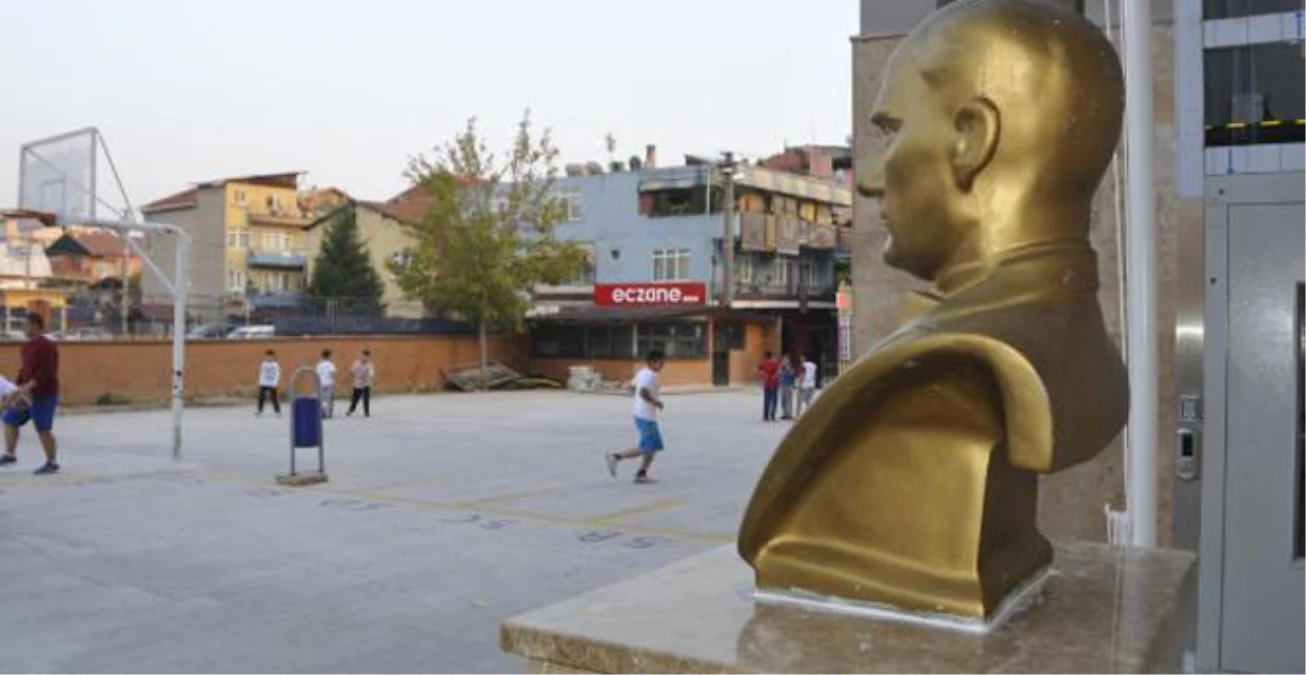 İzmit\'te Bir İmam Hatip Ortaokulu\'nda Atatürk Büstüne Saldırı