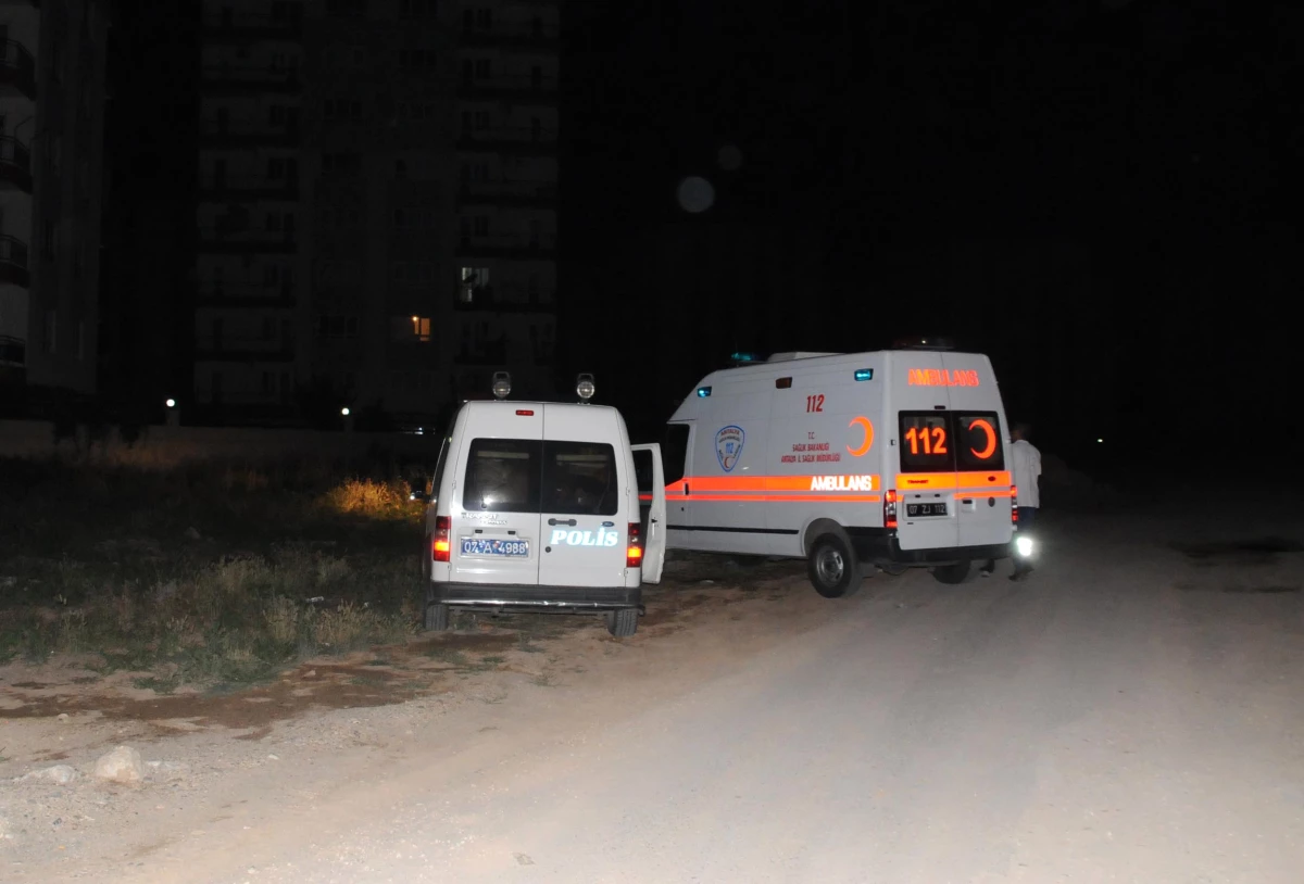 Antalya\'da Kazakistan Uyruklu Kadın, Eşini Silahla Yaraladı