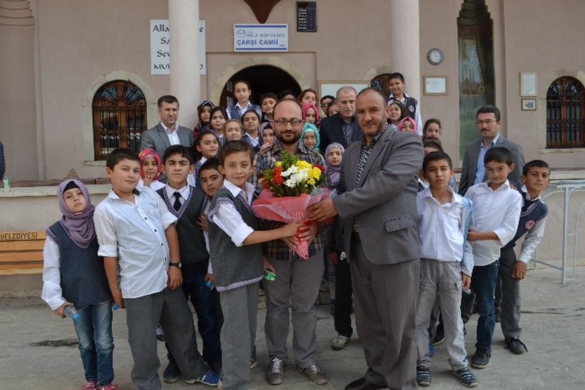 Kula\'da İmam Hatip Ortaokulu Öğrencilerinden Kutlama