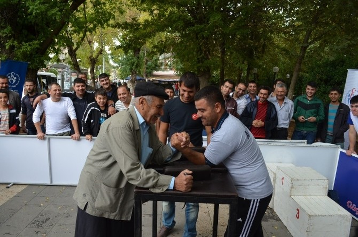 Adıyaman\'da Bilek Güreşi Müsabakaları Yapıldı