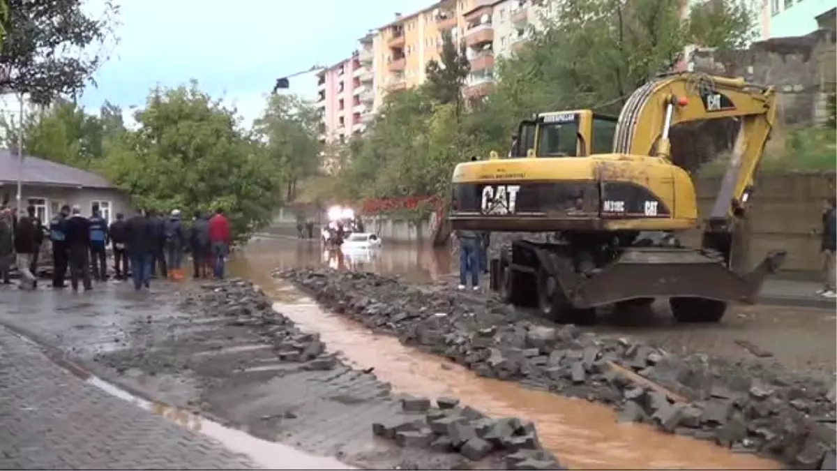 Sağanak Nedeniyle Evlerin Giriş ve Bodrum Katlarını Su Bastı