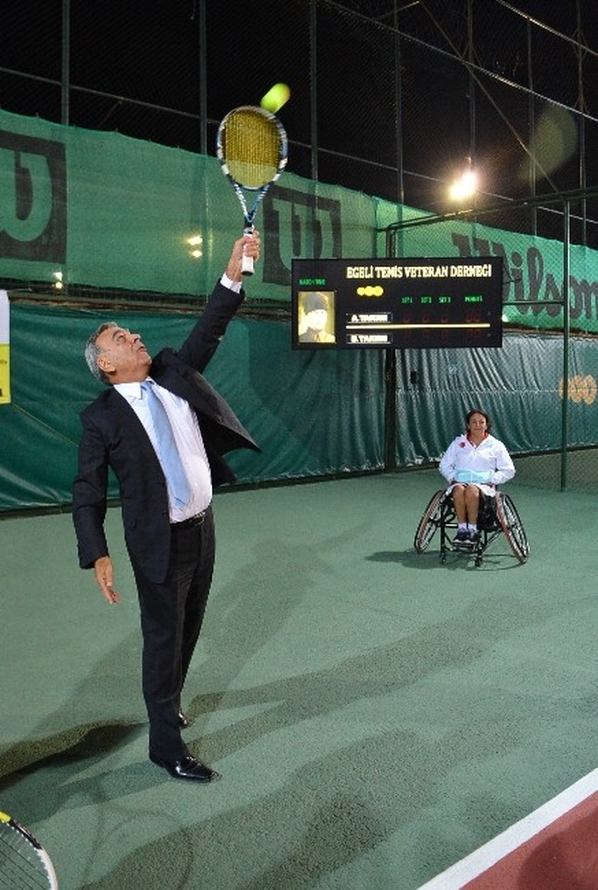 Tenis Turnuvasında İlk Servis Başkan\'dan