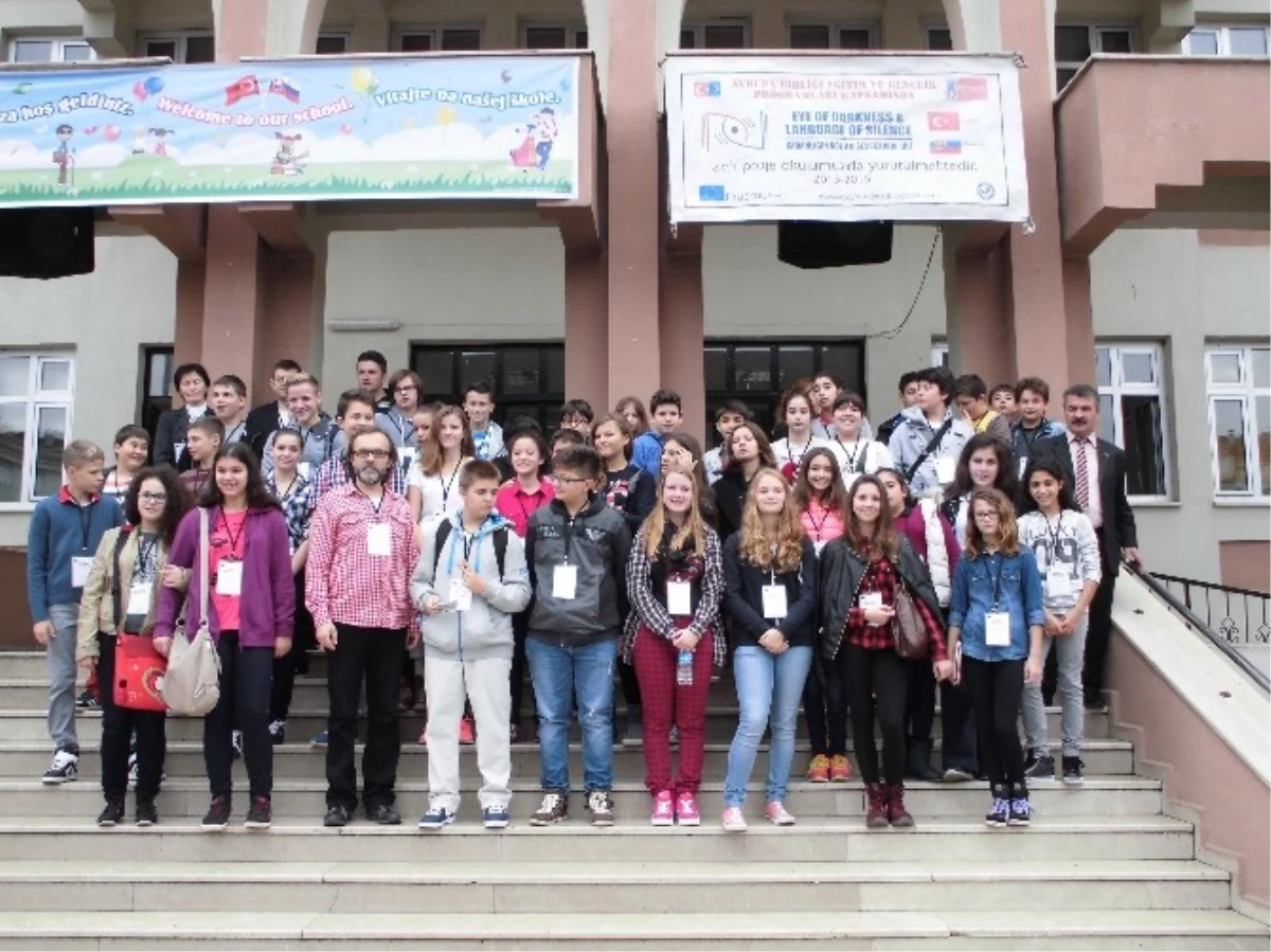 Türk ve Slovak Öğrenciler Horon Tepti