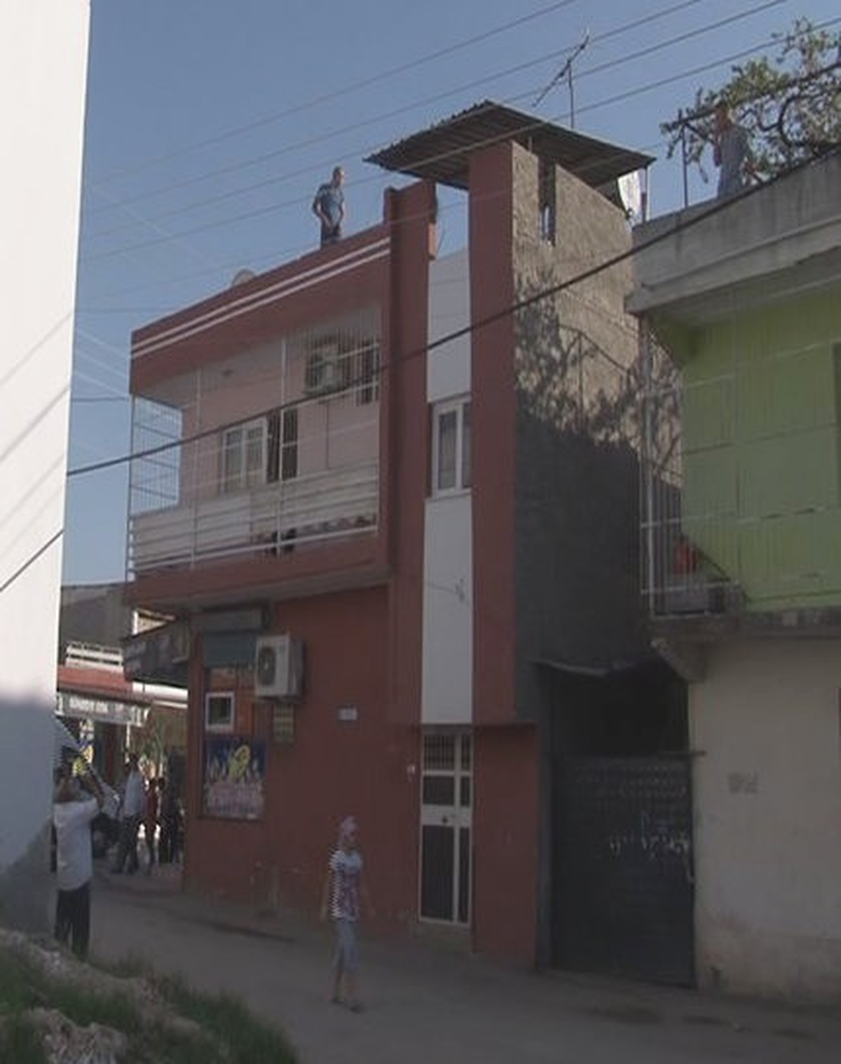 Uyuşturucu Bağımlısı Dama Çıktı, Yakını Tüple Demir Kapıyı Açmaya Çalıştı