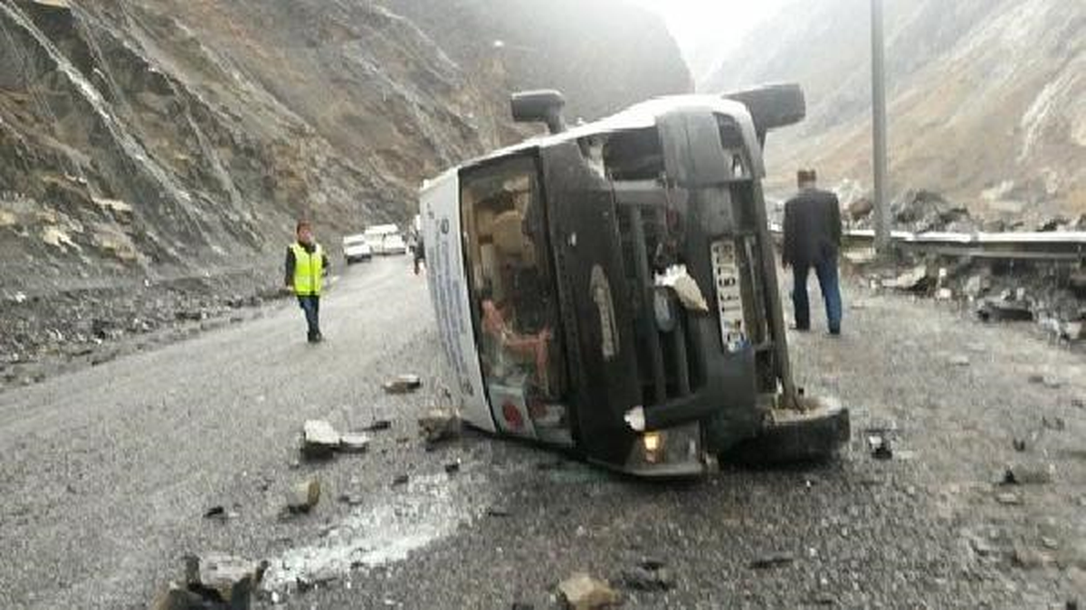 Üzerine Kaya Düşen Minibüs Devrildi: 3 Yaralı