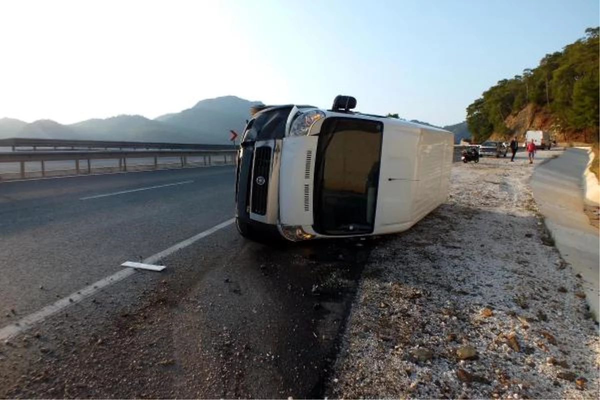 Yola Dökülen Akaryakıt Minibüsü Devirdi