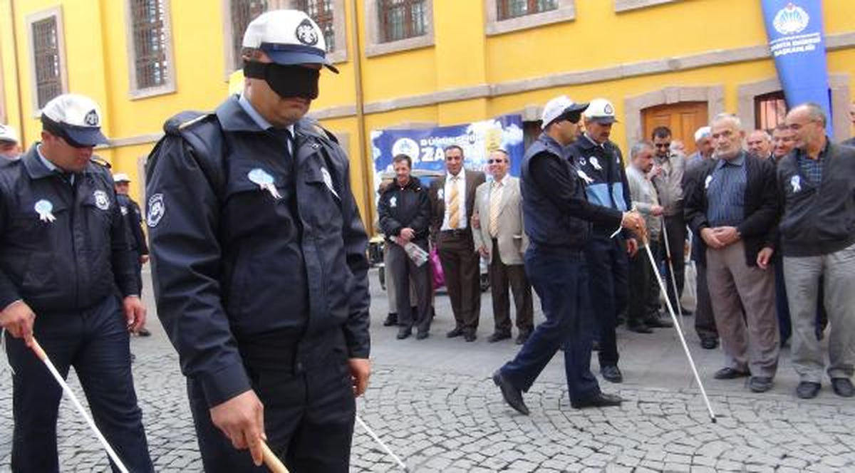 Zabıtalar, Bandajla Gözlerini Kapatıp, Ellerinde Beyaz Bastonla Yürüdü