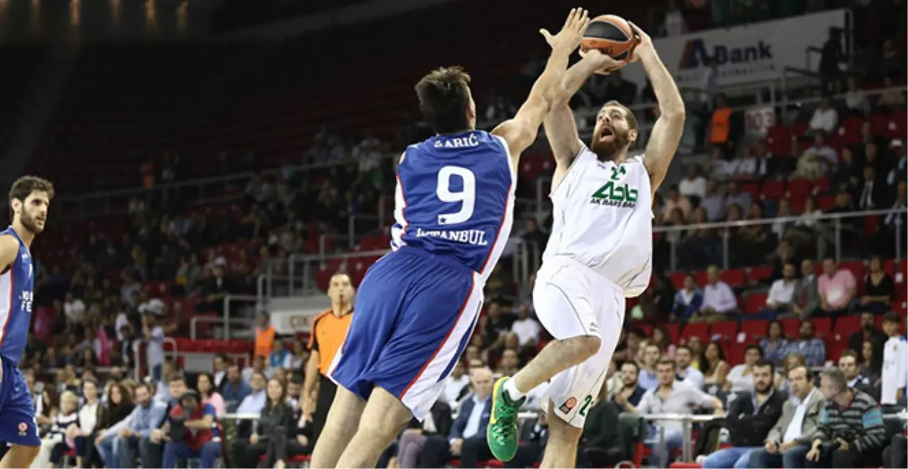 Anadolu Efes, Unıcs Kazan\'ı 82-76 Yendi