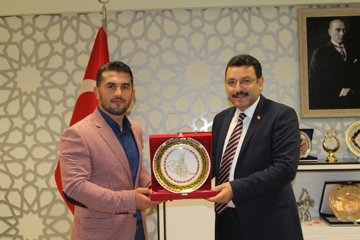 Başkan Genç\'ten Milli Güreşçi Selçuk Çebi\'ye Cumhuriyet Altını