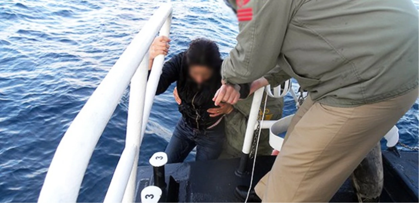 Botları Batmak Üzere Olan Kaçakları Sahil Güvenlik Ekipleri Kurtardı