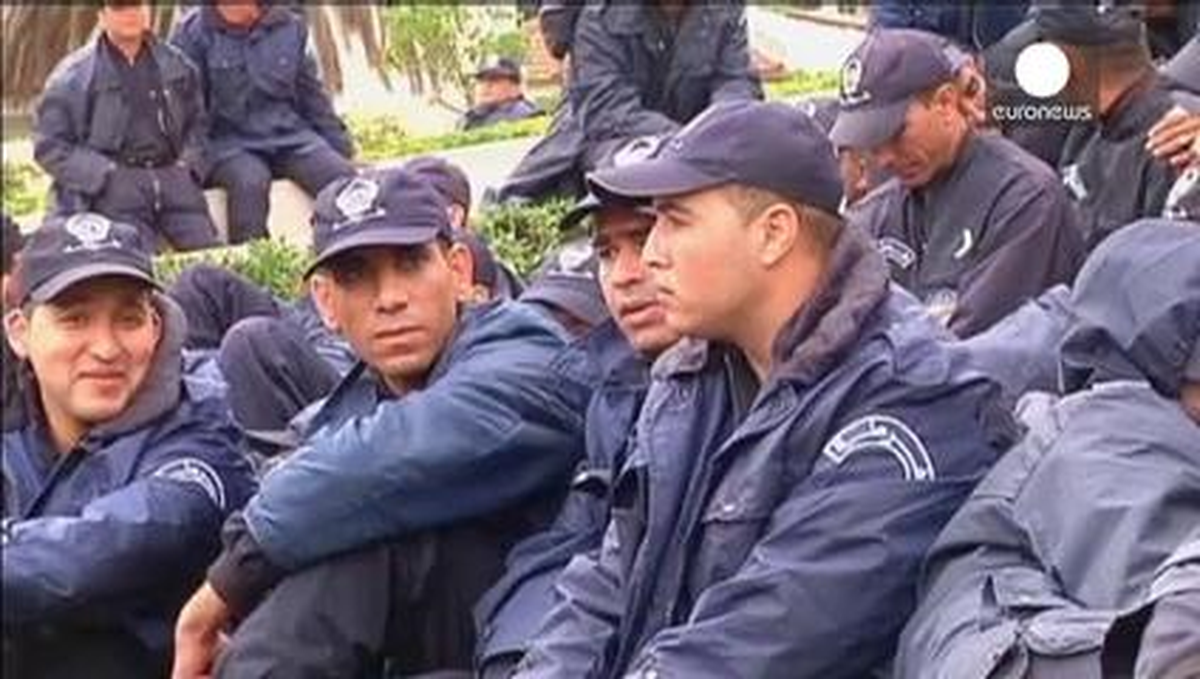 Cezayirli Polislerin Oturma Eylemi Sürüyor