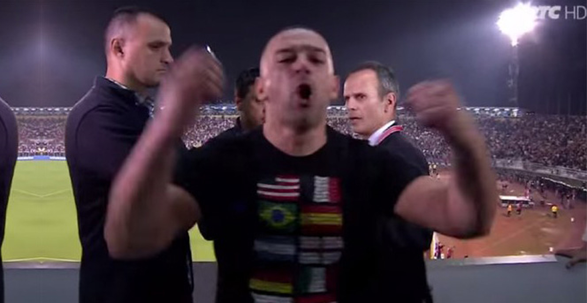 Çılgın Taraftar Canlı Yayını Kesip Başbakan'a Küfür Etti