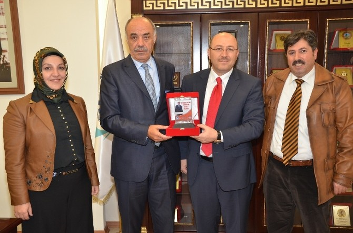 Dasad\'dan Başkan Yücelik\'e Plaket