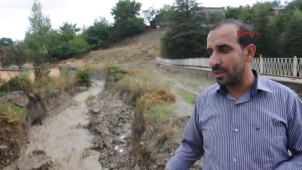 Elazığ Palu\'da Ev ve İşyerlerini Su Bastı