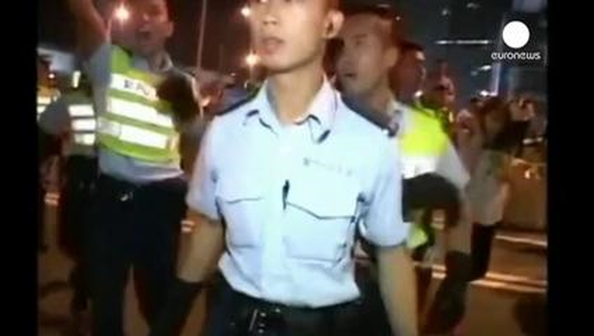 Hong Kong\'da Demokrasi Yanlıları Polisle Çatıştı