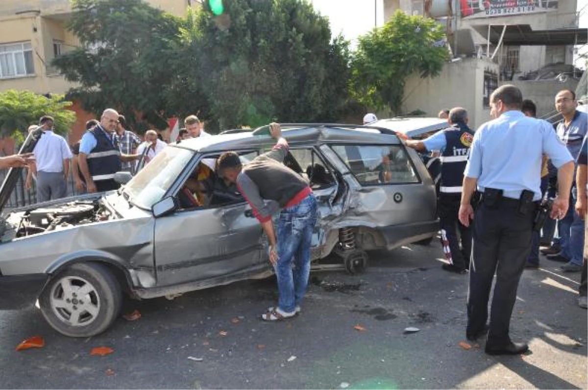 Tarsus\'ta Kamyonet Otomobile Çarptı: 5 Yaralı
