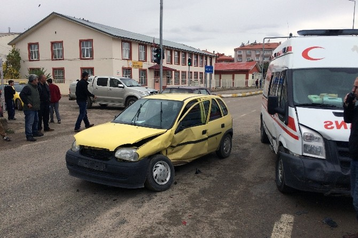 Kelkit\'te Otomobil Ambulansla Çarpıştı: 1 Yaralı