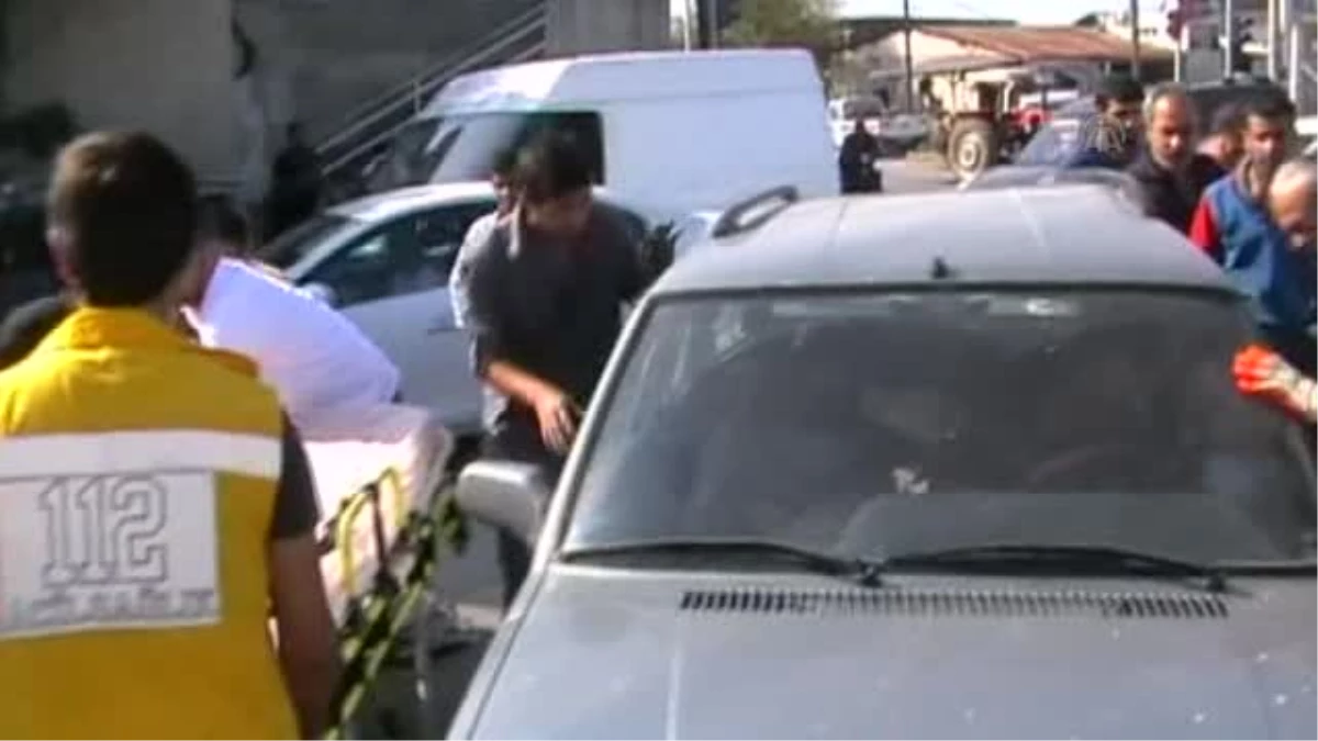 Mersin\'de Otomobil Kamyonetle Çarpıştı: 4 Yaralı