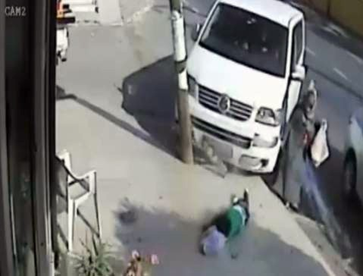 Kocaeli\'de Kaldırıma Çıkan Minibüs 3 Yaşındaki Çocuğun Ayağını Kopardı