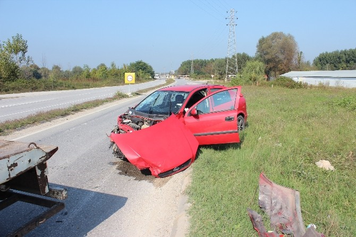 Sakarya\'da 2 Otomobil Çarpıştı: 7 Yaralı