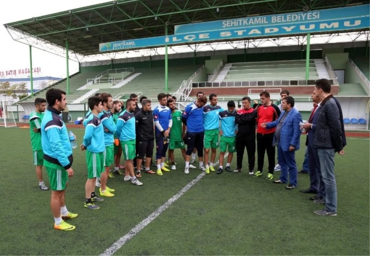 Şehitkamil Belediyespor Yönetiminden Futbolculara Moral Ziyareti