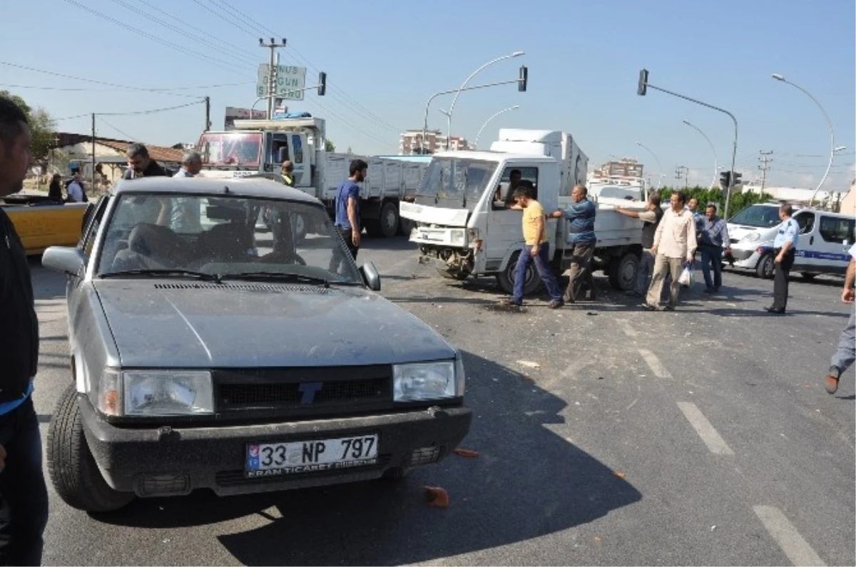 Tarsus\'ta Trafik Kazası: 5 Yaralı