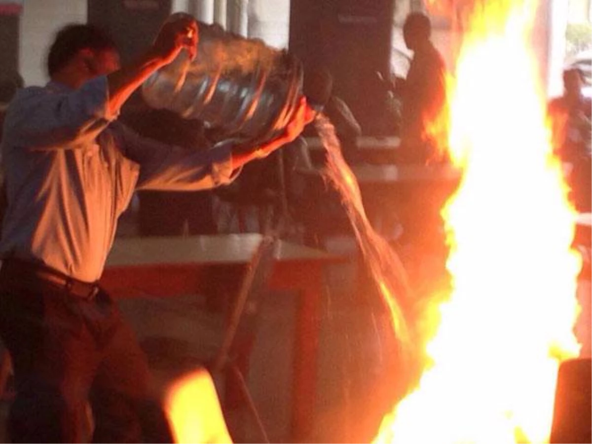 Tayland'ta Bir Kadın Hükümet Binası Önünde Kendini Yaktı