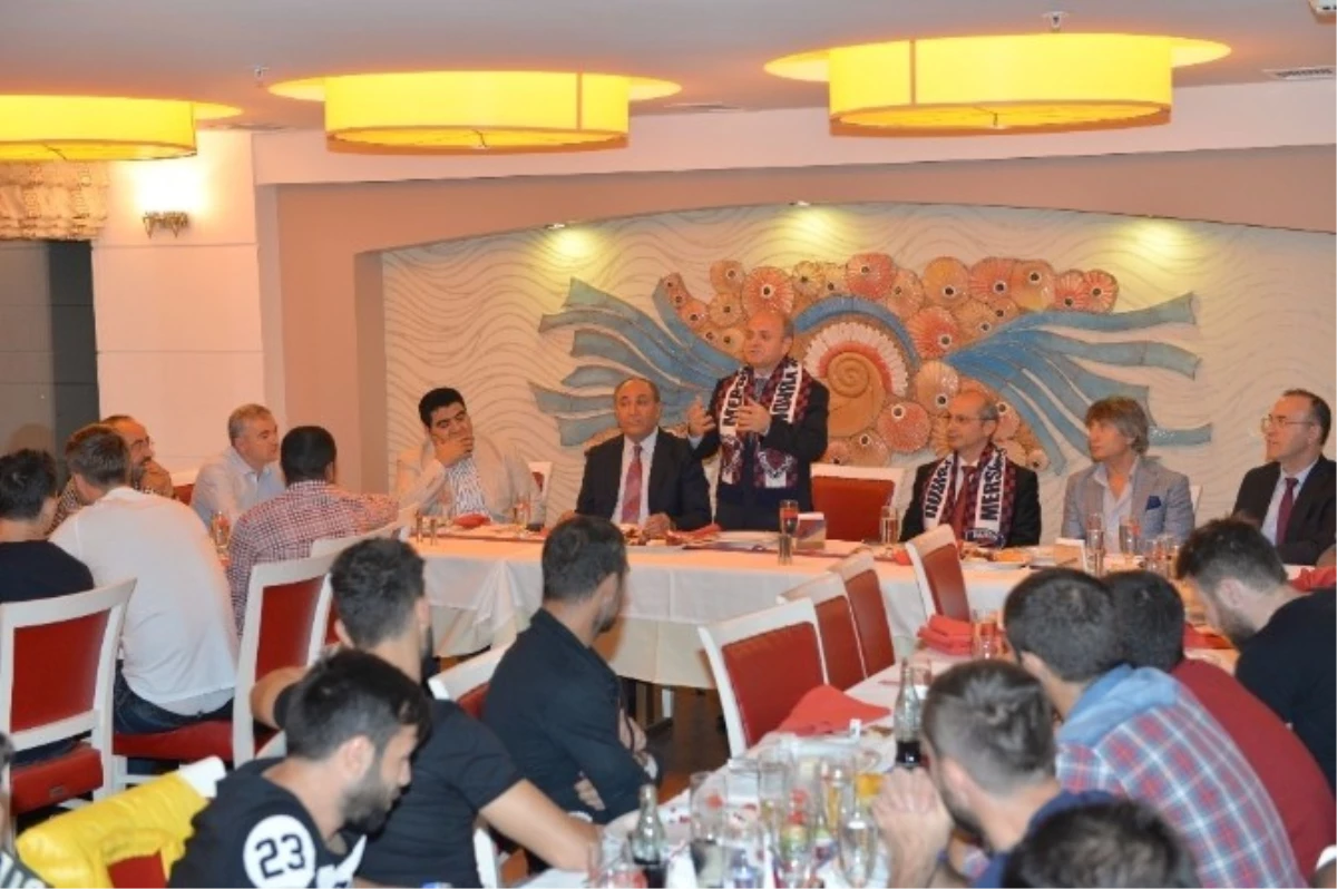 Vali Çakacak, Mersin İdmanyurdu\'lu Futbolcular ile Yemekte Buluştu