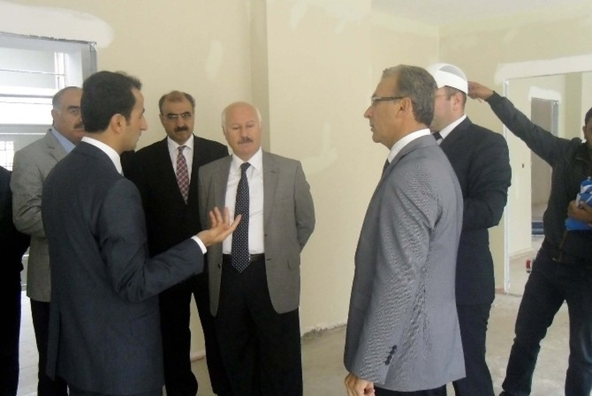 Vali Öztürk, Valilik Hizmet Binasının İnşaatında İncelemelerde Bulundu