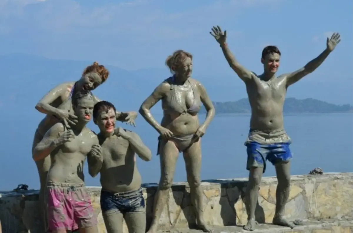 Yabancı Basın Mensuplarına Çamur Banyosu