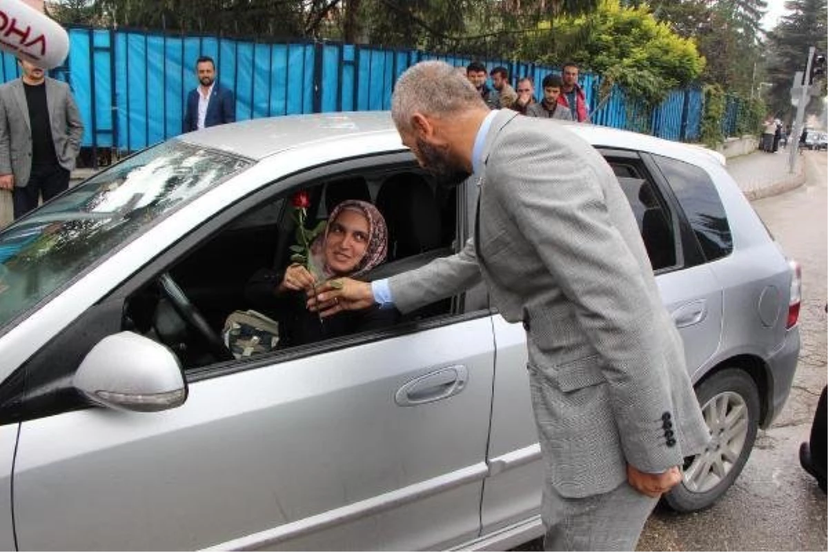 Yayalara Yol Veren Sürücülere Gül Hediye Edildi