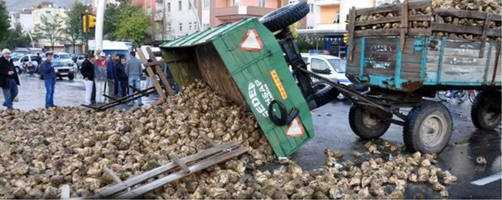 Yola Dökülen Pancar Ulaşımı Aksattı