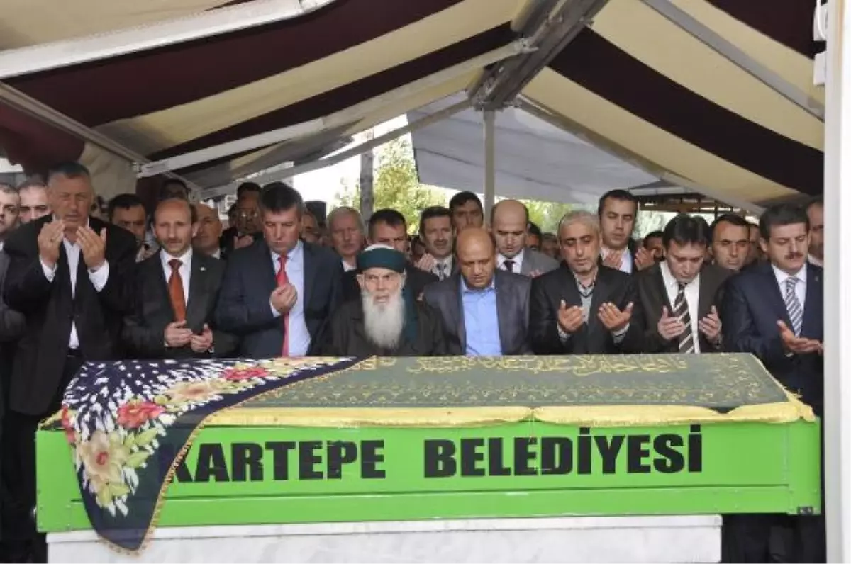 Bakan Fikri Işık\'ın Kayınvalidesi Toprağa Verildi