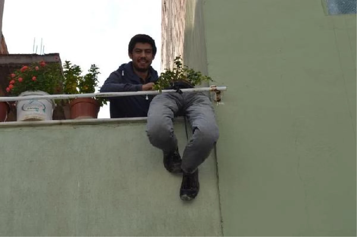 Balkondaki 'Saksı Adam' Korkuttu