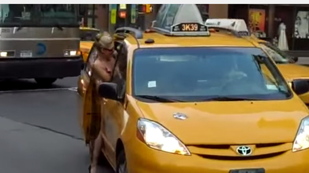 Bikinili Kızı Kimse Arabasına Almadı