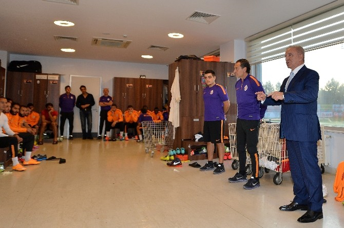 Derbi Öncesi Ünal Aysal\'dan Futbolculara Moral Ziyareti