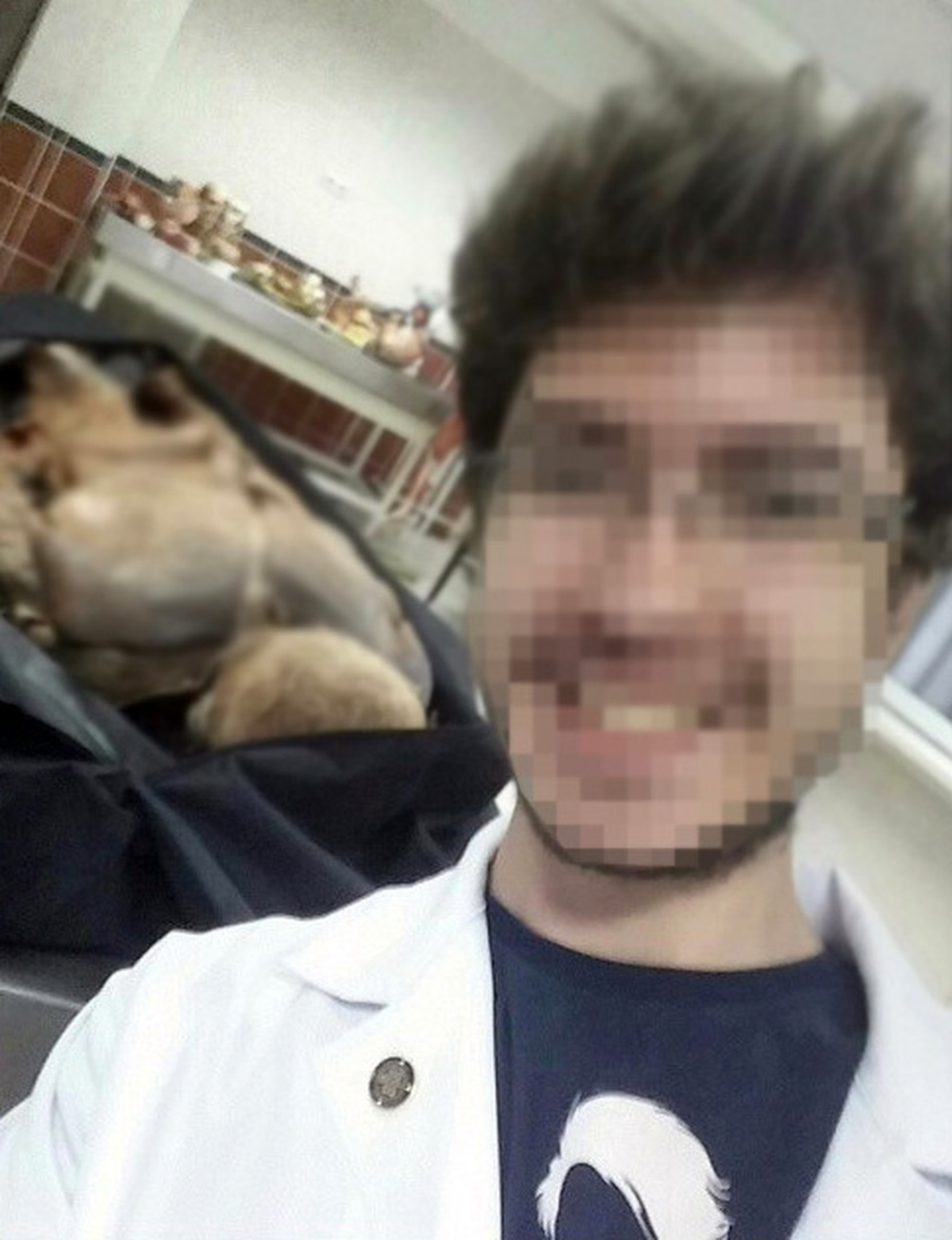Doktor Adayı Kadavrayla Selfie Çekti