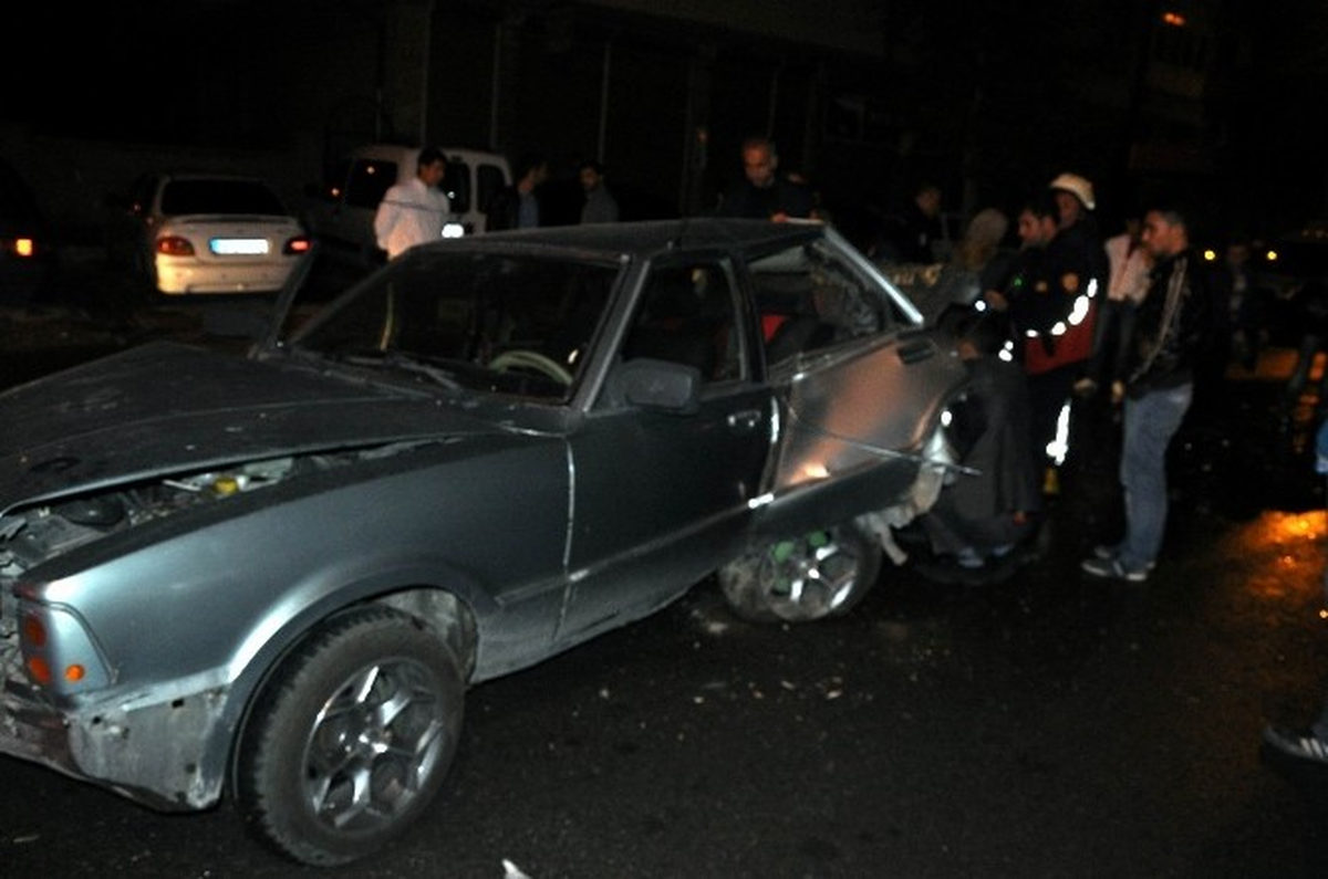 Duran Otomobile Çarptılar: 3 Yaralı