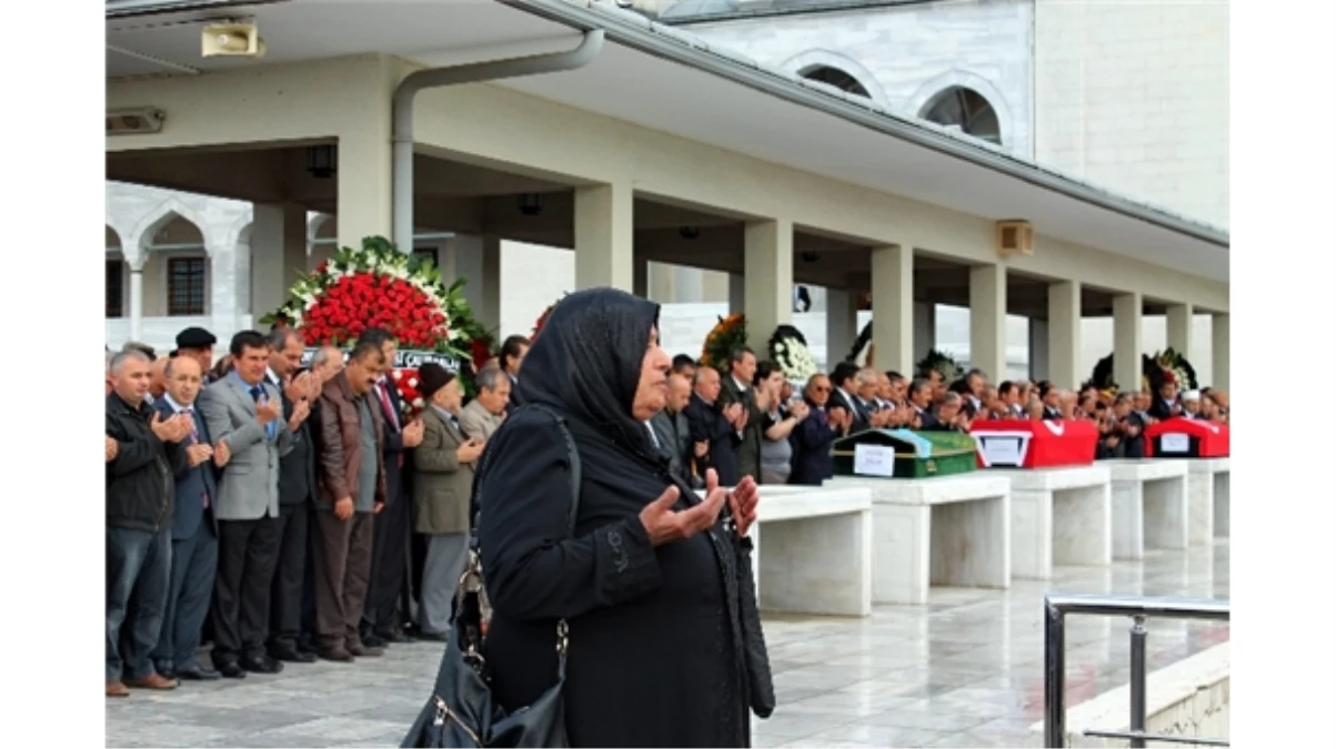 Eski MHP\'li Vekilin Cenazesinde İlginç Olay