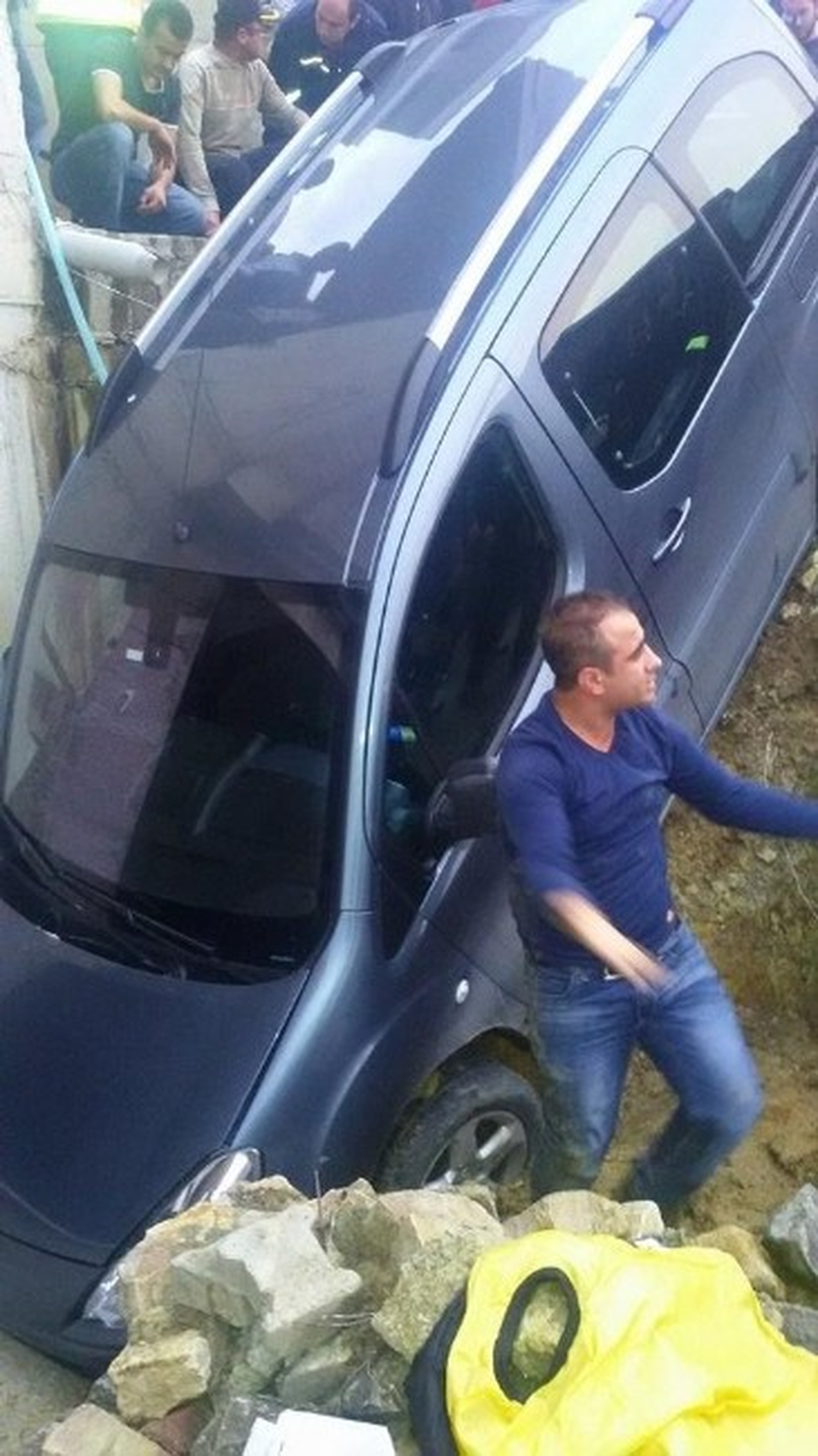 Freni Boşalan Aracın Altında Kaldı