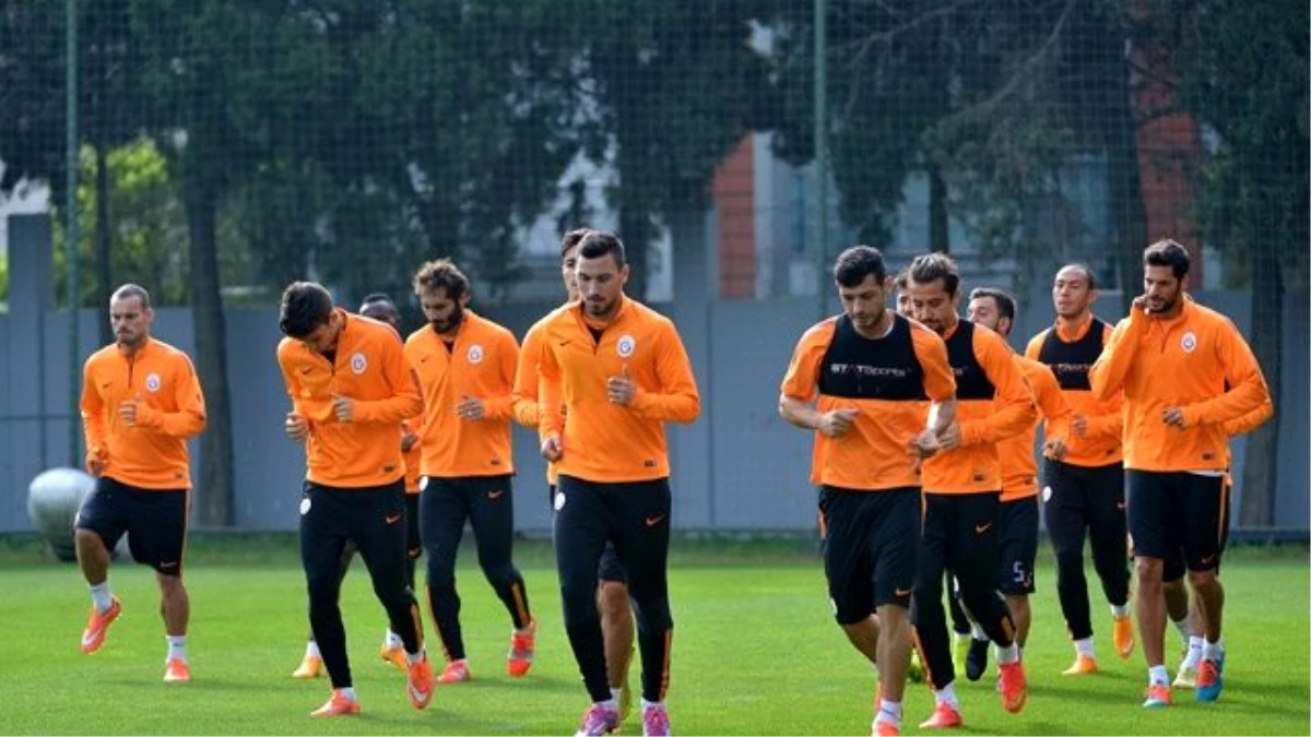 Galatasaraylı Futbolcular Derbiye Kilitlendi