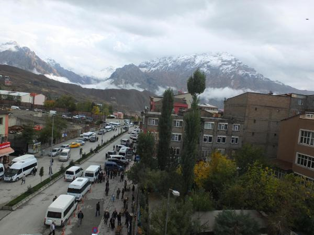 Hakkari\'de Sümbül Dağına Kar Yağdı
