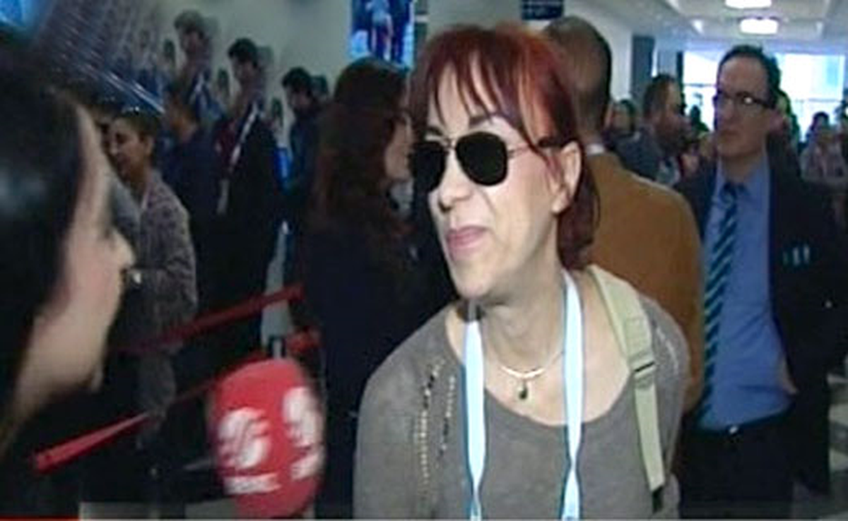 Hala Burnundan Kıl Aldırmıyor